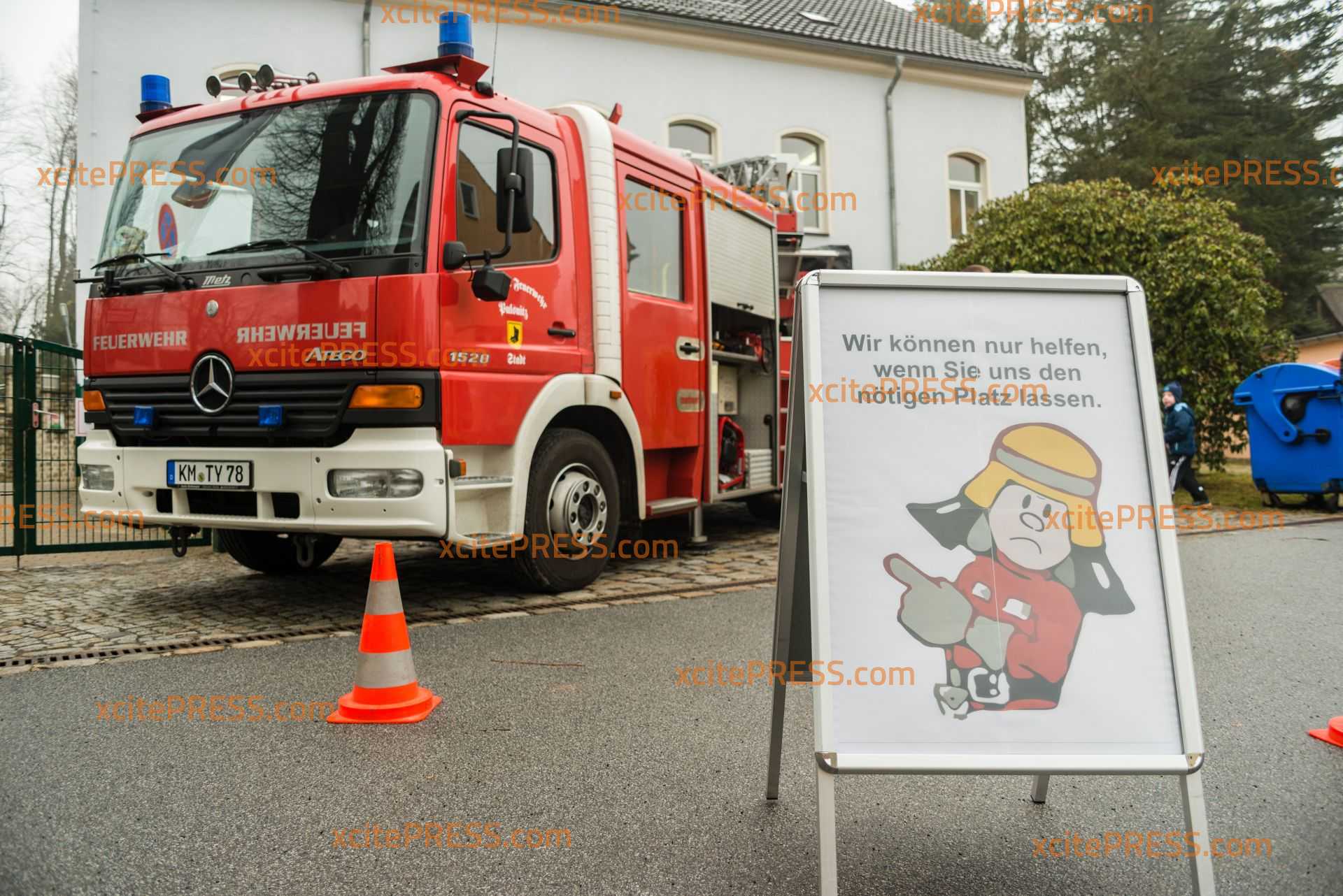 Vor Kindergarten: Immer wieder Feuerwehrstellfläche durch Eltern zugeparkt: Aktion von Stadt und Feuerwehr soll Eltern sensibilisieren