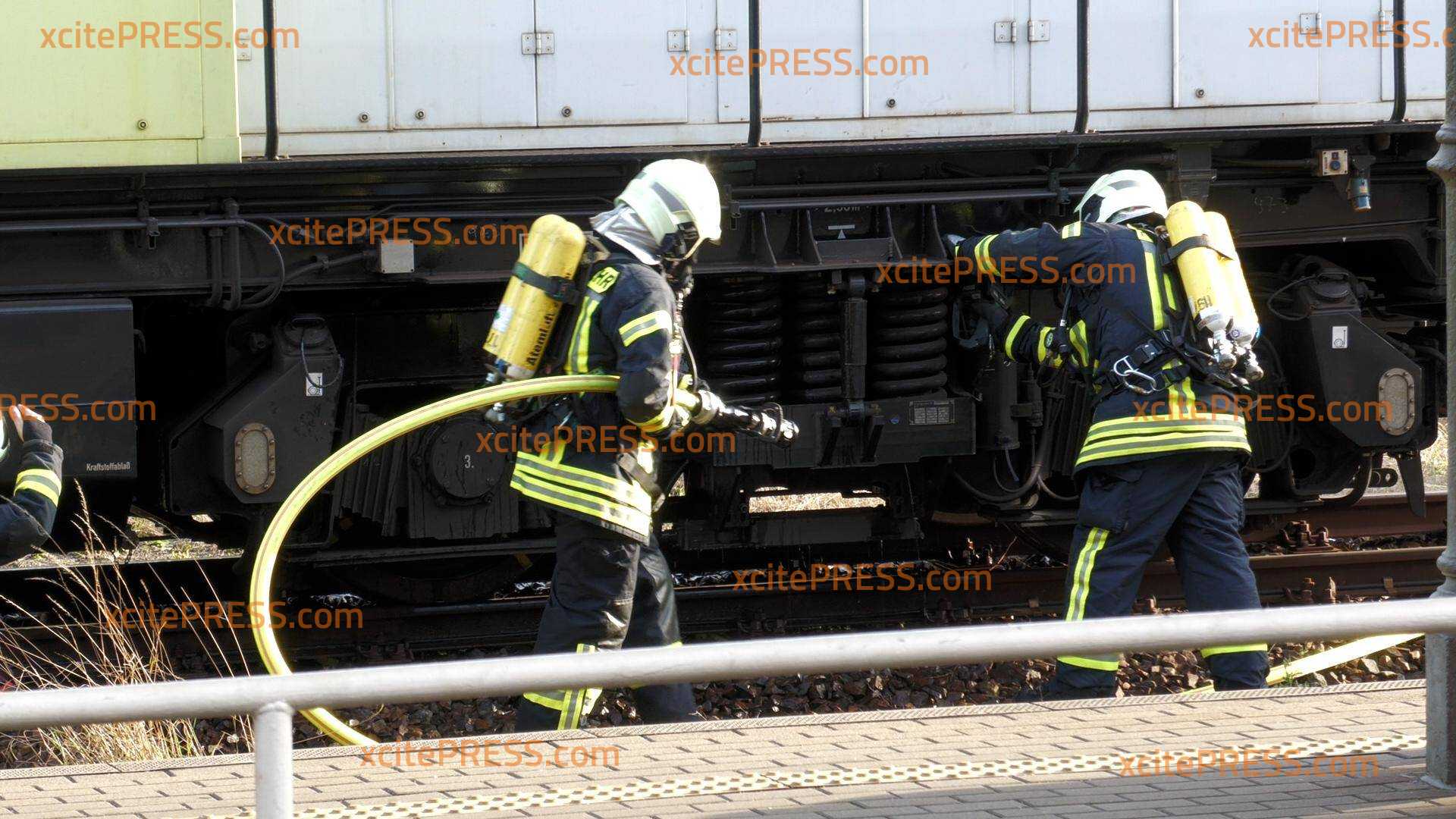 Feuerwehreinsatz am Bahnhof: Rauch steigt aus Diesellok: Bahnstrecke wird gesperrt, Reisende müssen warten